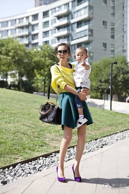 Cô rất quan tâm và chăm sóc cẩn thận cho cậu con trai nhỏ.