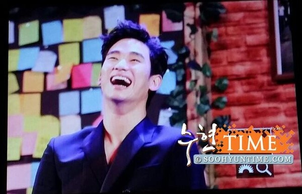  Biểu cảm gương mặt của nam diễn viên khá tươi tắn.