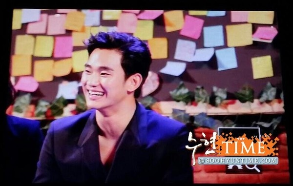 Kim Soo Hyun thoải mái cười đùa với fan Indonesi.