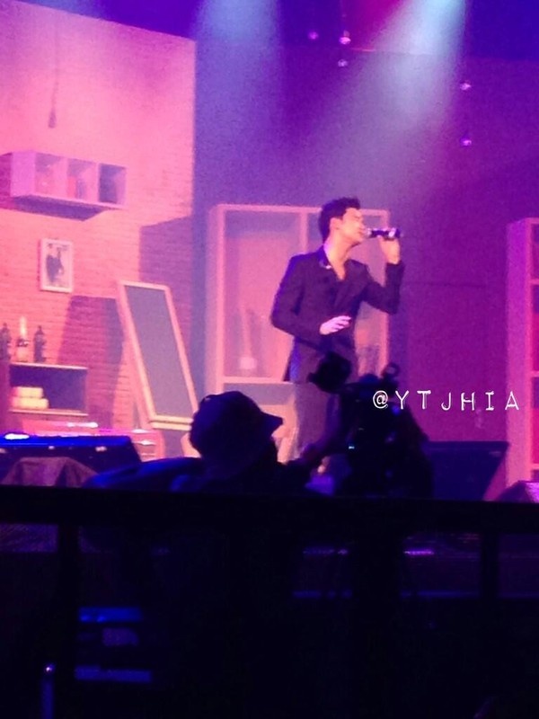 Kim Soo Hyun còn không quên khoe giọng hát ngọt ngào.