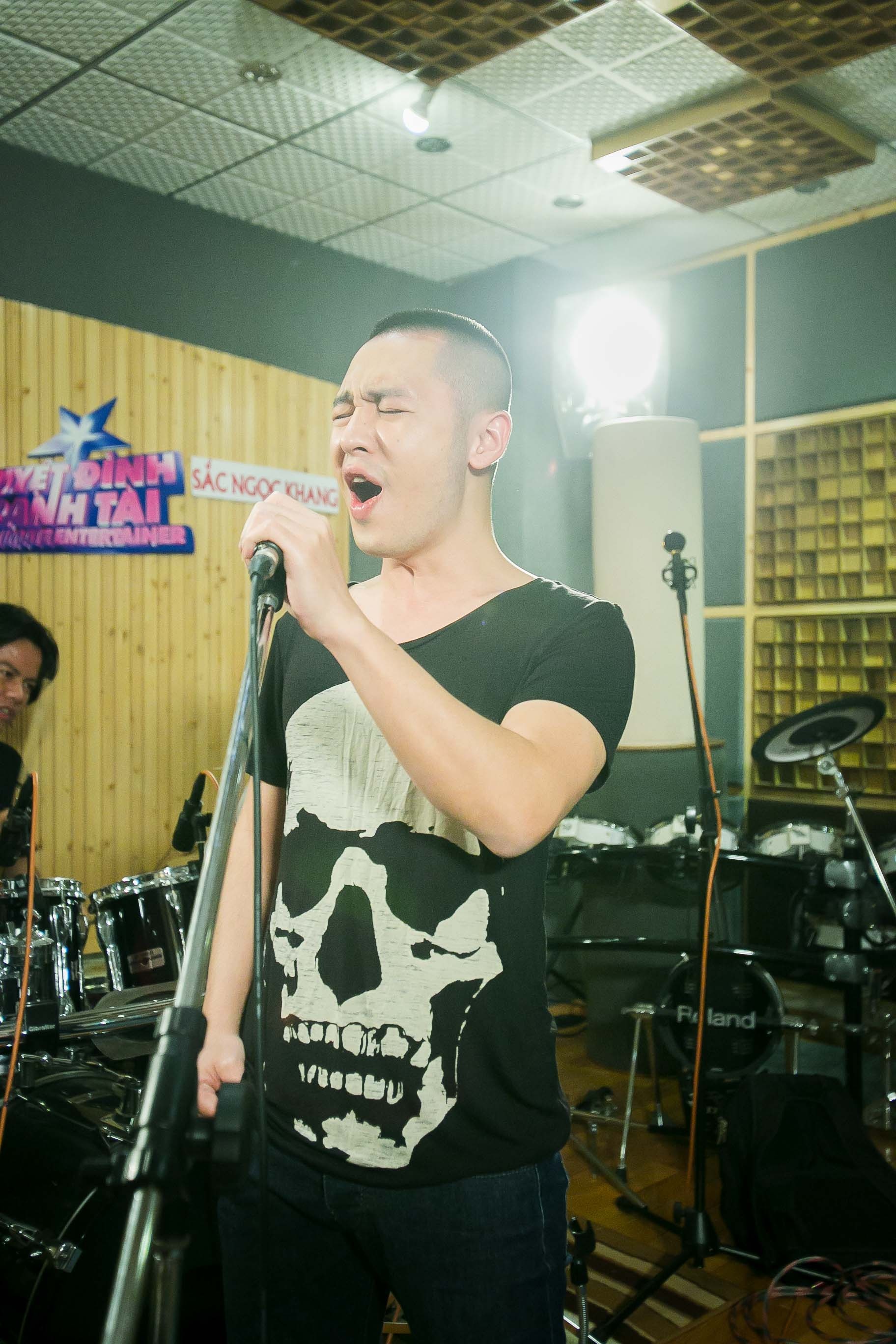 Hoàng tử V-pop chọn ca khúc rock ballad rất nổi tiếng - Still loving you. Hoàng Hải hy vọng may mắn sẽ đến với mình nhiều hơn, khi tuần trước gặp sự cố về âm thanh. Điều khó khăn với nam ca sĩ điển trai, là việc lựa chọn đoạn nào hay để trình bày.