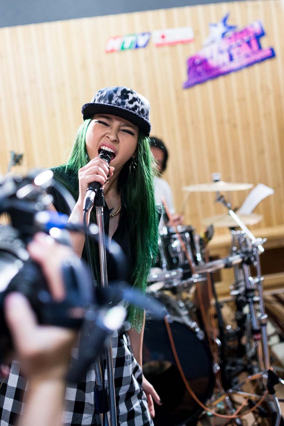 “Giọng Kimmese là giọng RnB nhưng khi hát rock lại như giọng trẻ con, không được dày, không gằng được. Trong bài hát này, anh Lê Quang và Huy Tuấn đã bảo rằng cố gắng gằng giọng ở những câu cuối. Sau 4 – 5 lần như vậy, giọng của Kimmese khàn đi hẳn, Kimmese cảm thấy khâm phục những rocker, sao họ có thể hát được như thế mà không bị mất giọng”, nữ ca sĩ tâm sự.