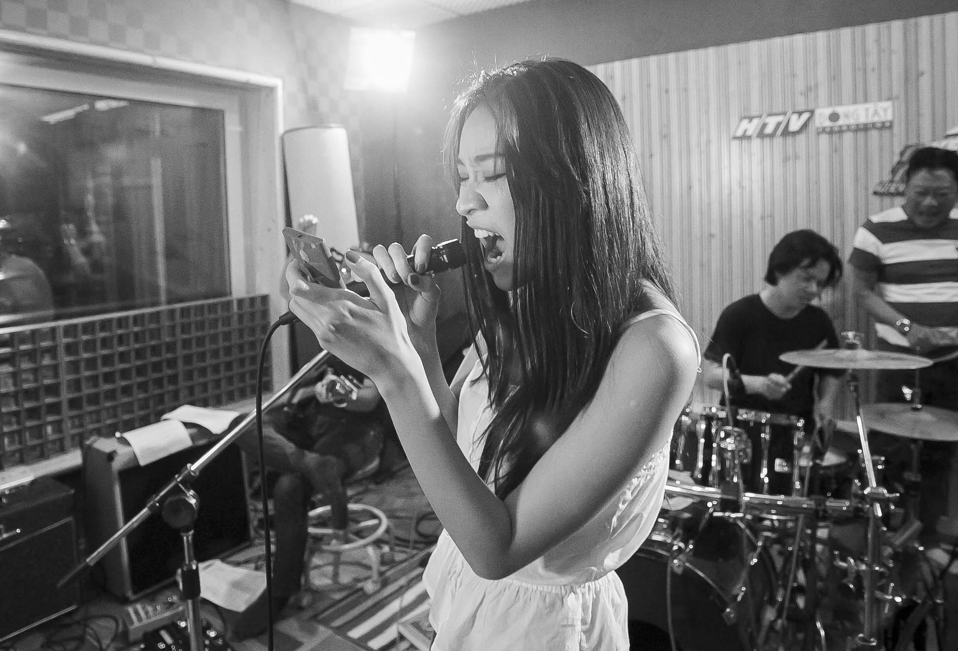 So với các đối thủ, rock là sở trưởng của Phạm Anh Khoa, Minh Thư cũng tạo được thương hiệu ở thể loại này nên họ có nhiều lợi thế hơn. Cháu gái Lam Trường quyết định khá mạo hiểm khi chọn ca khúc Wrecking ball – một hit đình đám của Miley Cirus đã từng làm mưa làm gió trên các bản xếp hạng âm nhạc trong năm 2013.