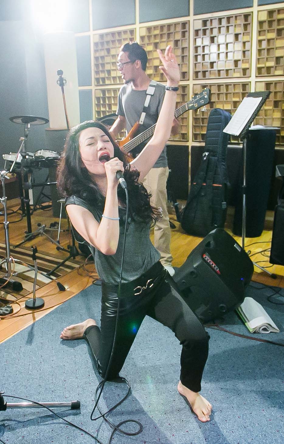 Cô còn đùa rằng rock là “mắt đen, môi trầm”. Sau một thời gian dài suy nghĩ, Phạm Thu Hà quyết định chọn bài Dệt tầm gai để chinh phục thể loại này.