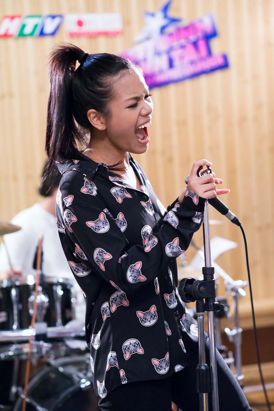 Phưong Vy gặp rất nhiều khó khăn và trăn trở vì bản thân không giỏi hát rock lắm. Quán quân Vietnam Idol 2007 đã suy nghĩ rất nhiều để chọn bài hát hợp style của mình đồng thời vẫn ra được chất rock. Cuối cùng cô đã tìm đến Phạm Anh Khoa, nhờ anh hướng dẫn, cô có thể hát được một dòng rock rất hợp là rock and roll.
