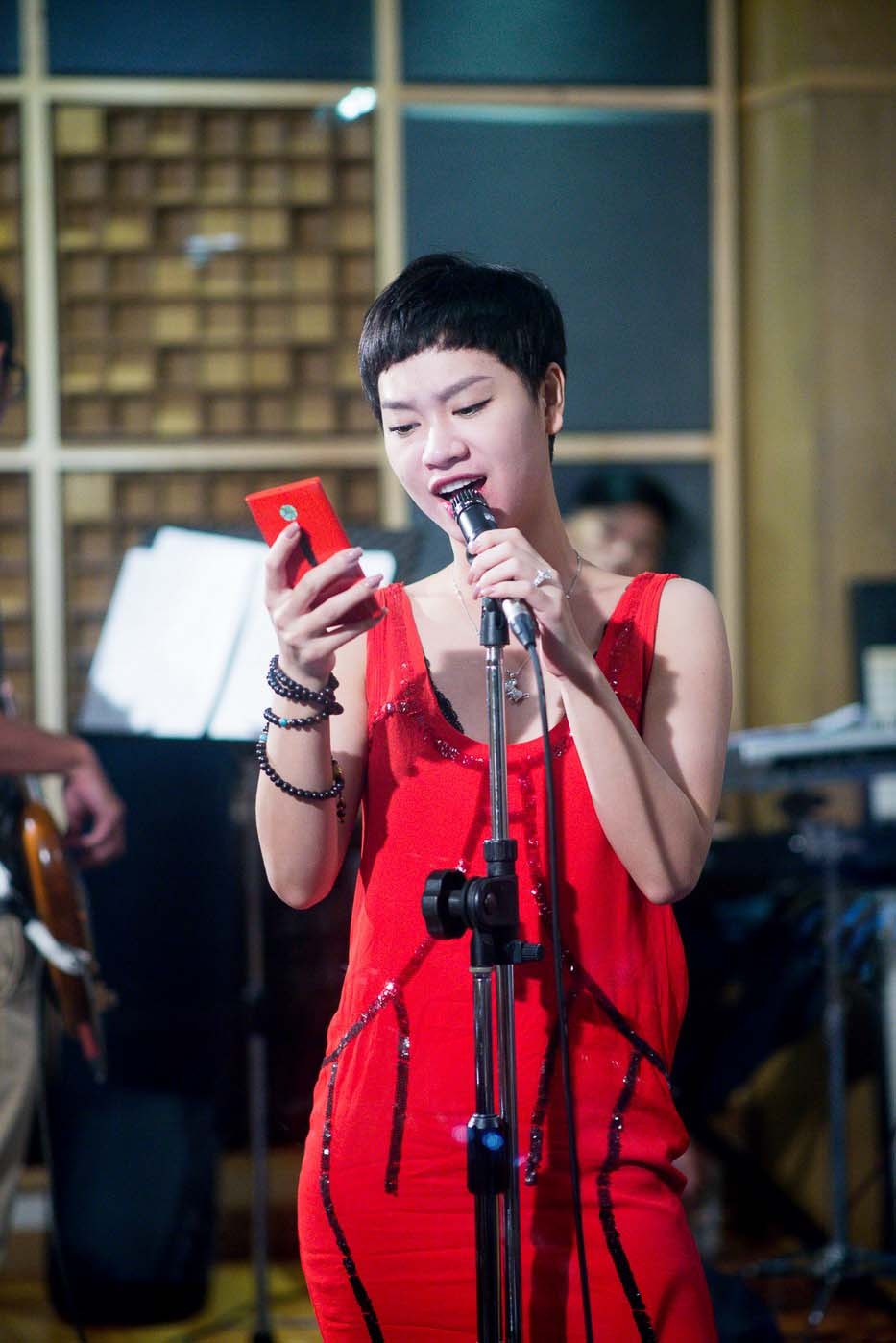 Vừa tập luyện ca khúc I don’t want to miss a thing cho thứ bay tuần này, Trà My chia sẻ khó khăn: “Giọng hát của tôi không liên quan gì đến rock. Tôi chọn ca khúc cần nội lực và gằng giọng một chút và phải làm sao nghe là ra ngay chất rock.