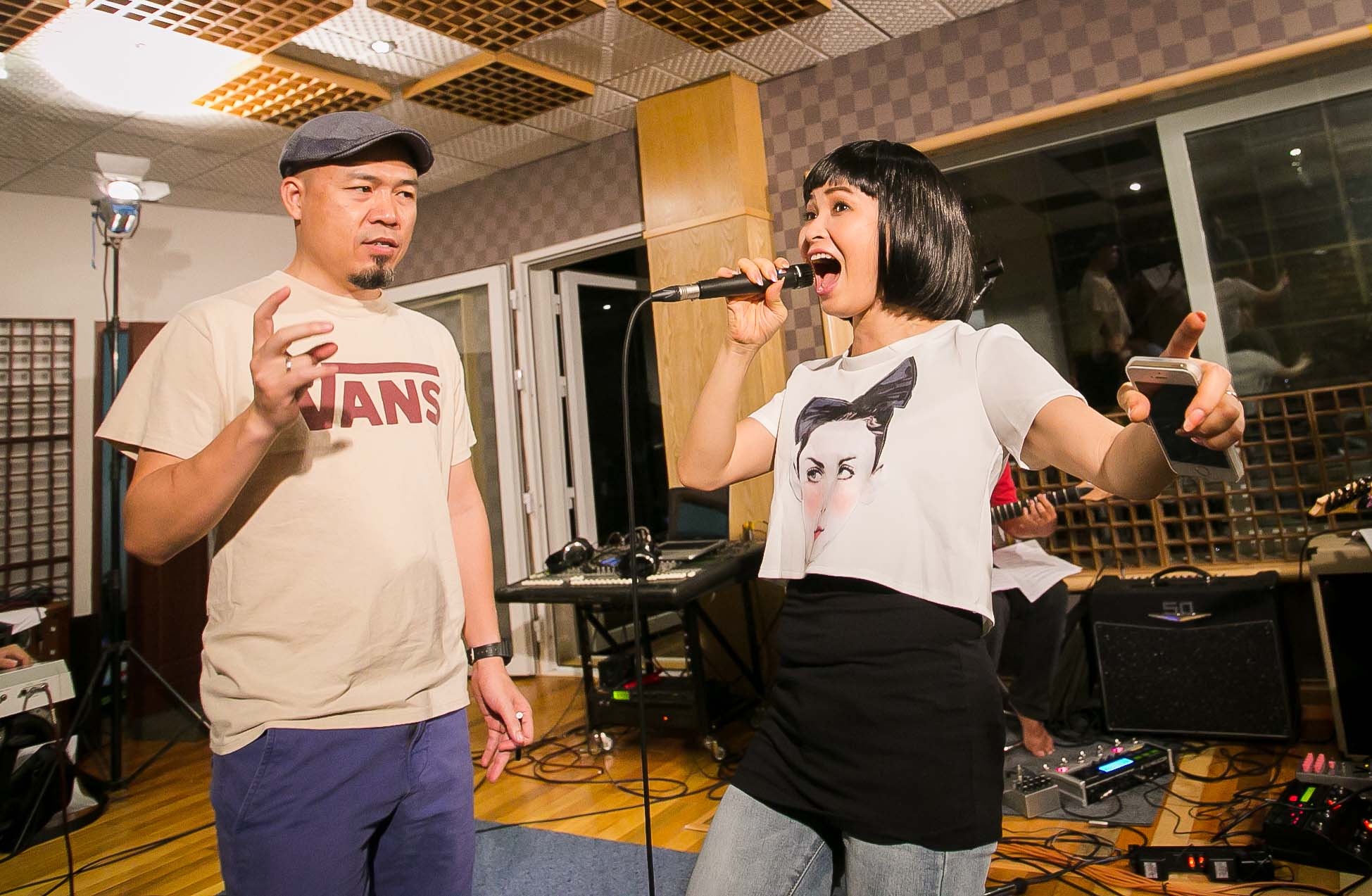 Trang Nhung chọn ca khúc Thu tình yêu để có chất riêng. Bà mẹ bốn con cho rằng: “Rock có một cái gì rất đặc biệt, phải khỏe khoắn, năng động, trẻ trung. Những bài rock thường mang những thông điệp rất sâu xa. Tôi sẽ thay đổi một chút, trẻ trung hơn và sẽ “cưa sừng làm nghé”.