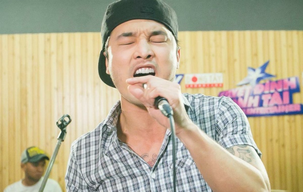Ung Hoang Phuc hat 'Tha rang nhu the' theo phong cach rock hinh anh
