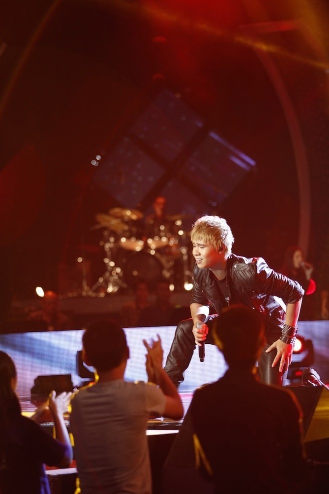 Đông Hùng mạnh mẽ với Nhìn lại.