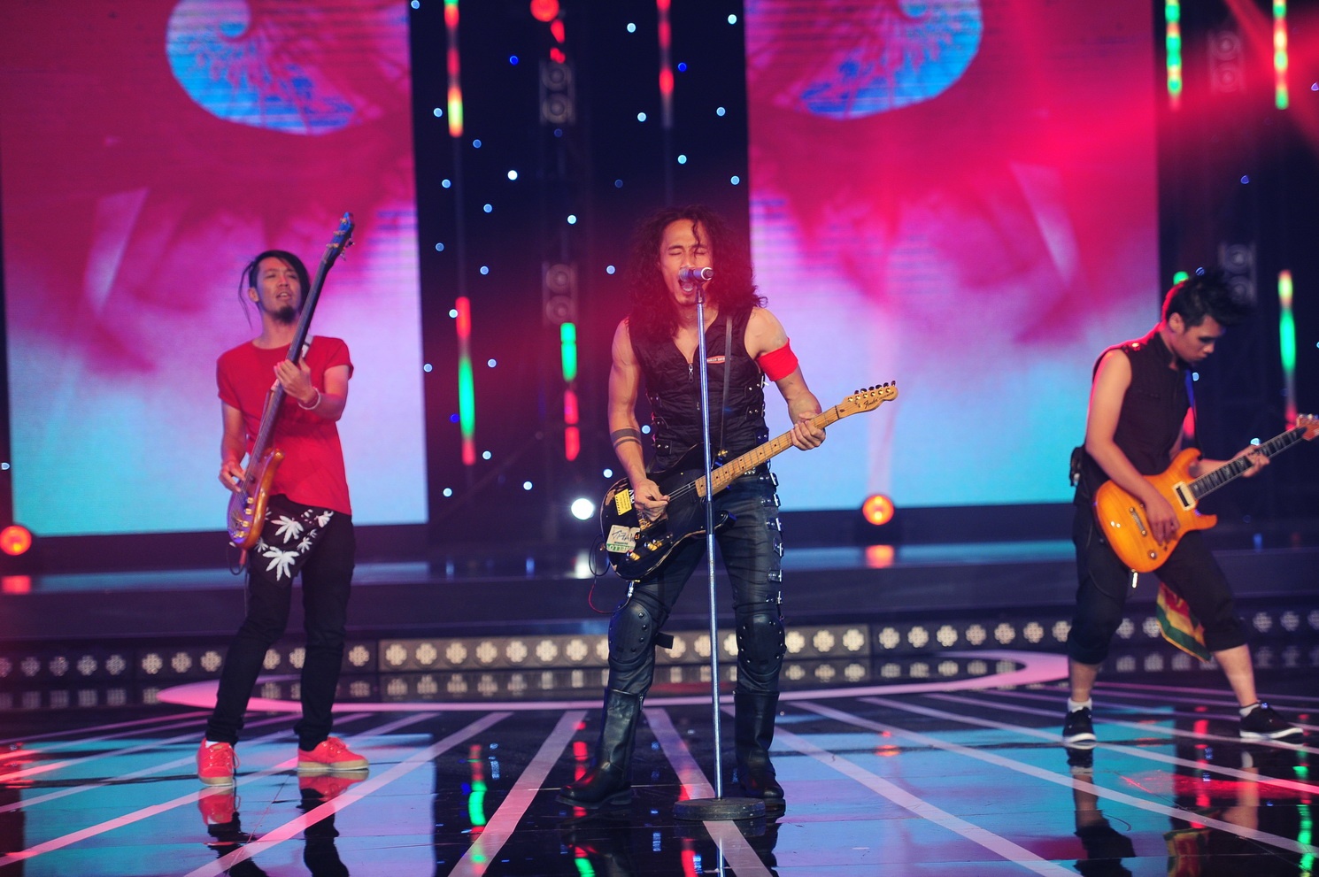 Nhưng đồng thời cũng chỉ rõ khuyết điểm của Phạm Anh Khoa khi “không biết tận dụng sân khấu, chưa giao lưu tốt với khán giả. Tuy nhiên, Hồng Nhung nói đỡ thay cho nam ca sĩ: “Anh Khoa chưa làm như vậy, mà đủ đốt cháy khán phòng này rồi”. 