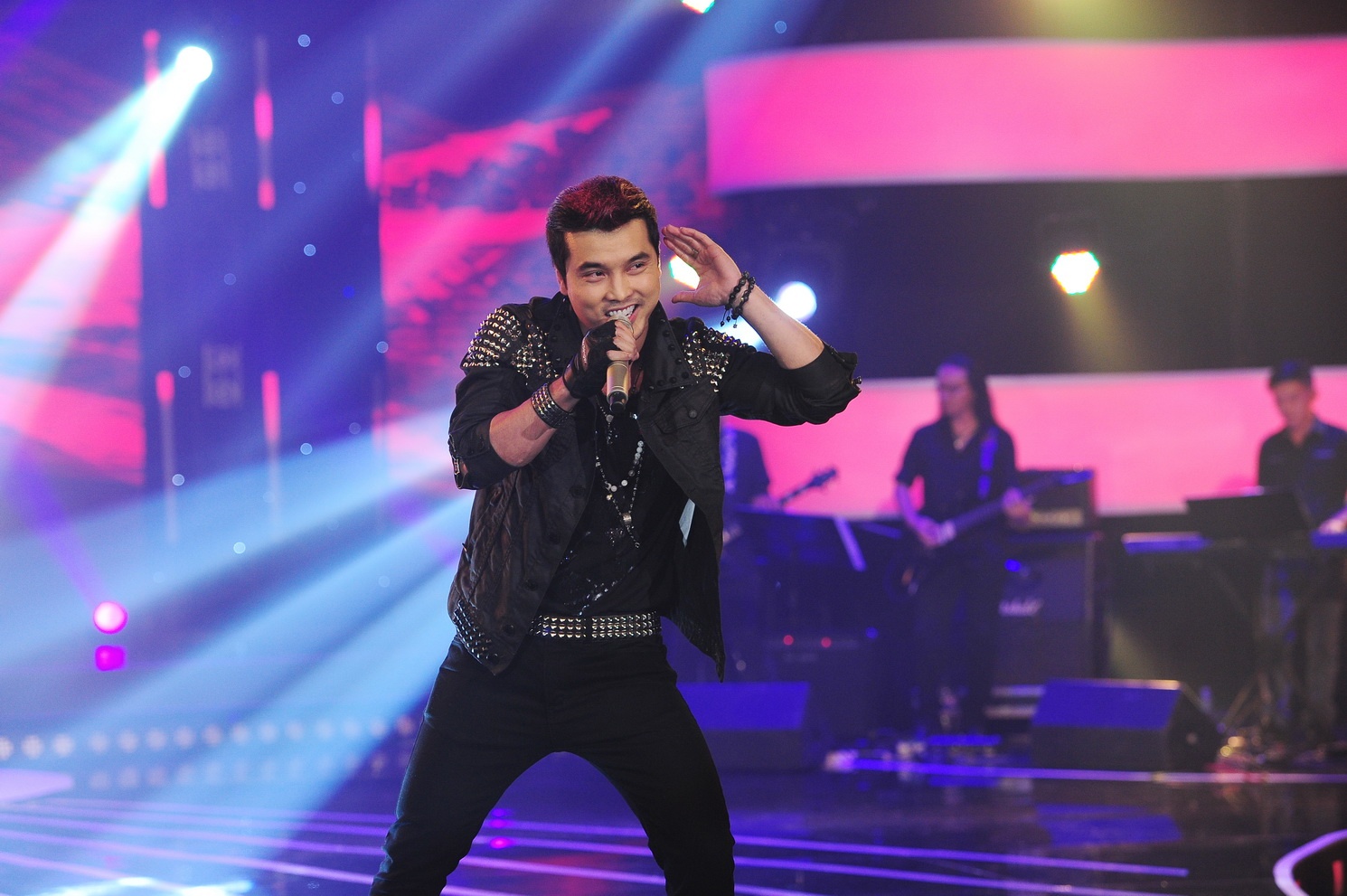 Ưng Hoàng Phúc khiến người hâm mộ thích thú khi chọn hit Thà rằng như thế của 12 năm trước biểu diễn trên sân khấu Tuyệt đỉnh tranh tài trong đêm 26/4 với phong cách rock. Mặc dù cố gắng để chất giọng khàn và mạnh mẽ hơn nhưng tiết mục của anh không nhiều đột phá. Fan trung thành la hét cuồng nhiệt nhưng nhạc sĩ Lê Quang vẫn thẳng thắn bảo vệ quan điểm: “Em tạo được tinh thần rock nhưng giọng hát không có phong cách rock, dù rằng em cố gắng khá nhiều”. 