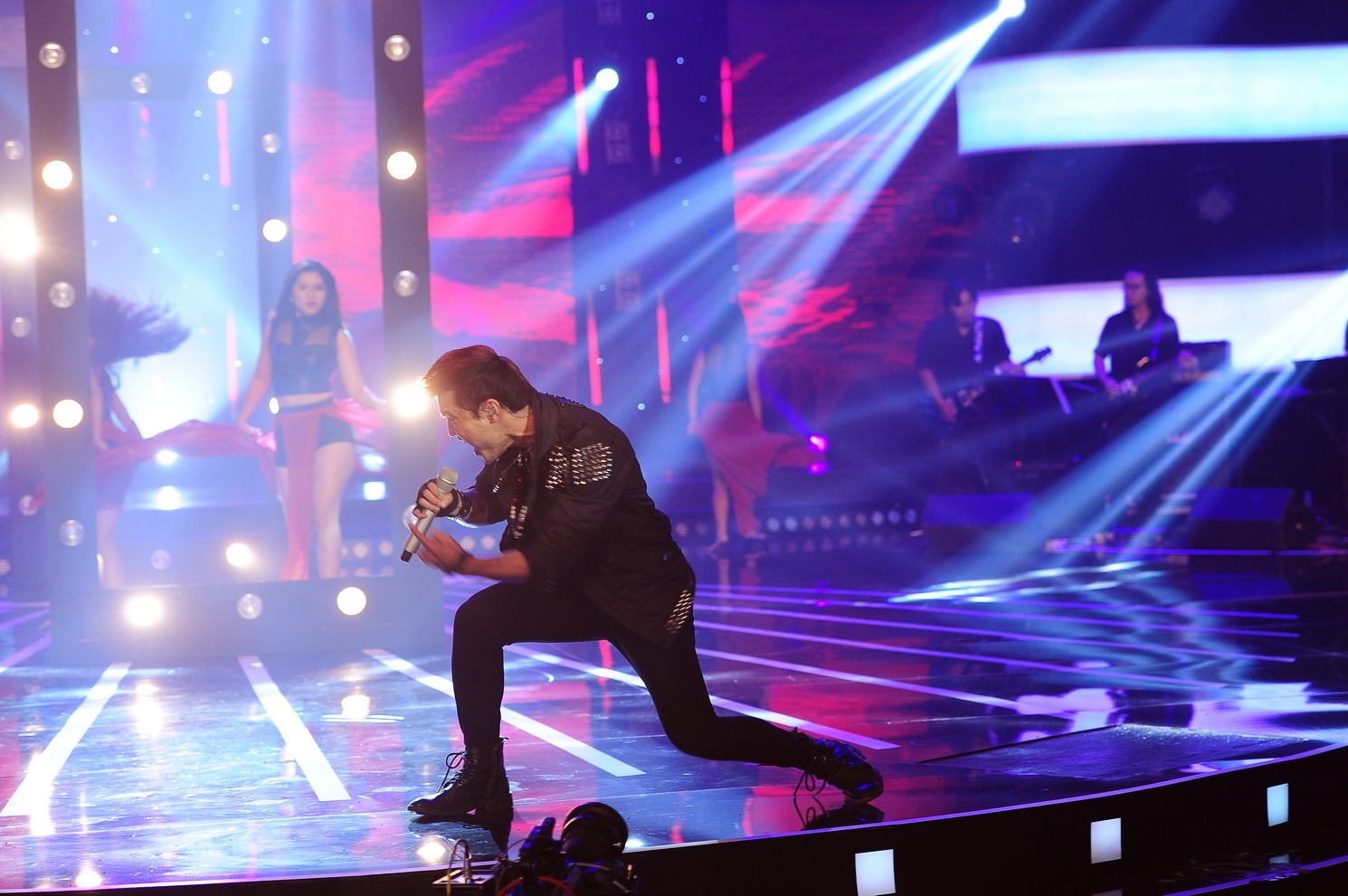 Tuy nhiên, vị giám khảo khách mời vẫn vớt vát cho Ưng Hoàng Phúc: “Em làm chủ được sân khấu và cảm xúc của mình. Anh rất thích điều đó ở em”. Đạo diễn Lê Hoàng cũng cùng quan điểm với Lê Quang: “Ưu điểm của em là cảm xúc và máu lửa. Em quá hăng nên đôi khi lạc tông. Em nên thay đổi tông hơi bài hát”. Đồng thời đạo diễn nổi tiếng cũng khuyên giọng ca Căn gác trống nên “bỏ hình tượng hoàng tử đẹp trai, để máu lửa hơn khiến Phạm Anh Khoa không còn đất sống”. Nhưng Lê Quang cho rằng Ưng Hoàng Phúc không nên nghe lời Lê Hoàng.