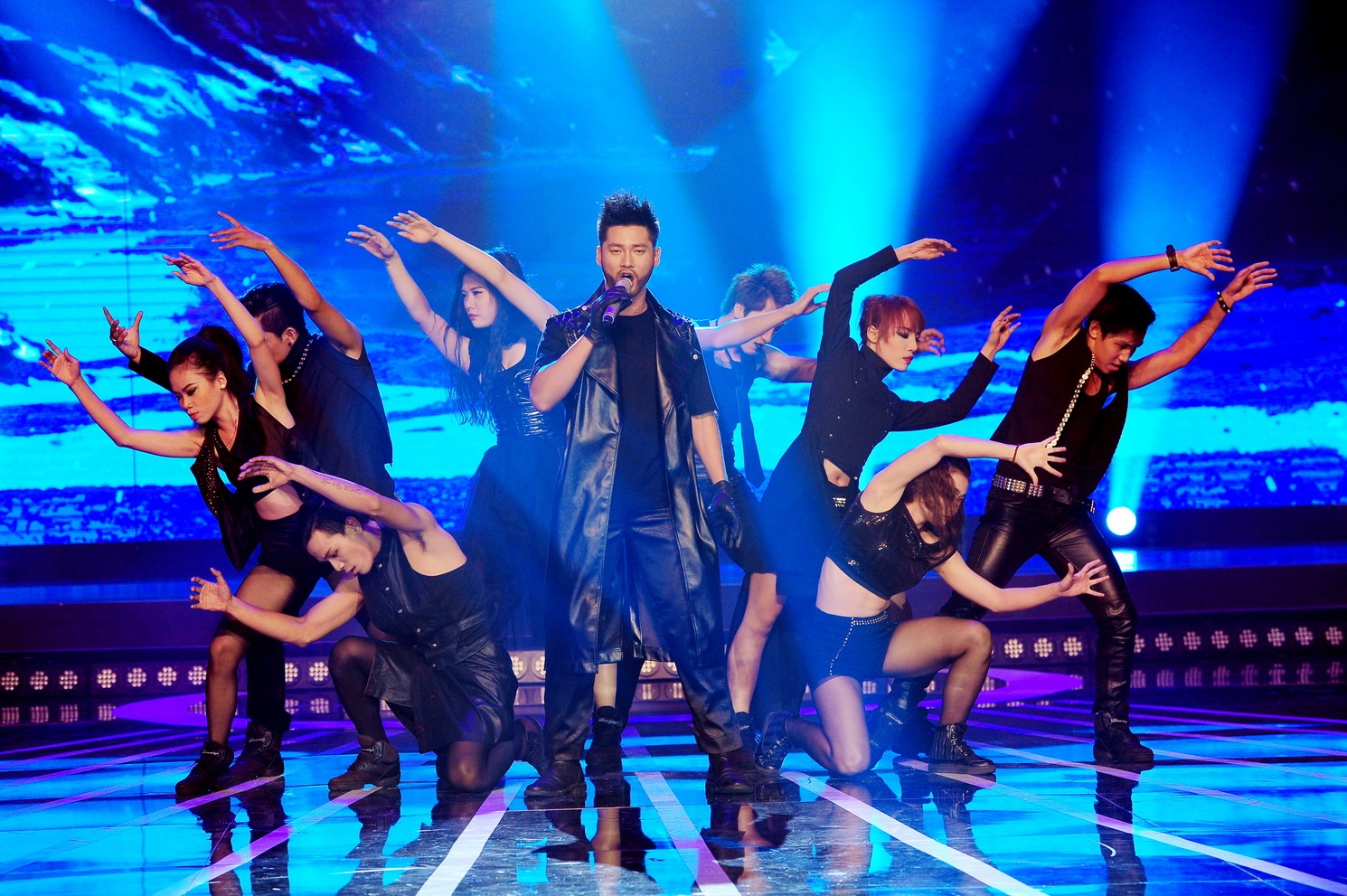 Đức Tuấn lột xác với phong cách bụi bặm trong ca khúc Let it go của bộ phim Frozen. Anh biến hóa từ hình ảnh của bóng đêm quái ác với râu ria bụi bặm sang chàng trai của ánh sáng, một hình ảnh khá lạ so với các bản cover khác của Let it go. Không giam của nam ca sĩ điển trai có chất rock, và cũng rất bí ấn mang hơi hướng cổ điển. Hồng Nhung thừa nhận: “Đức Tuấn khá liều lĩnh khi biến những hình ảnh đẹp đẽ của Disney thành phiên bản đen tối hơn”. 