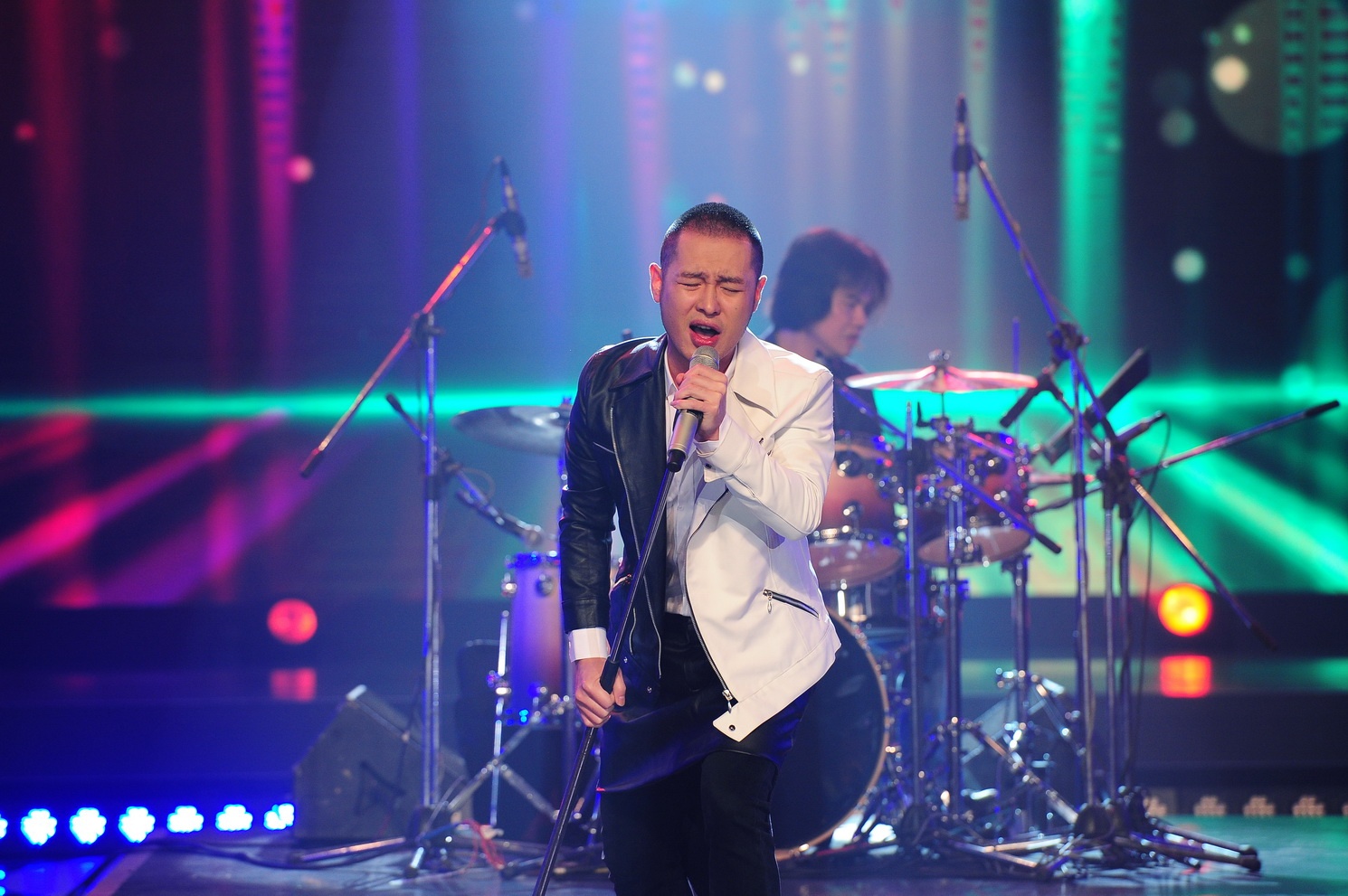 Sau đêm thi đầu tiên thất bại, Hoàng Hải lấy lại phong độ vốn có qua ca khúc Still loving you - gắn liền với giọng ca hoàng kim của Scorpions. Hồng Nhung cảm thấy “đây mới thực sự là Hoàng Hải”. 