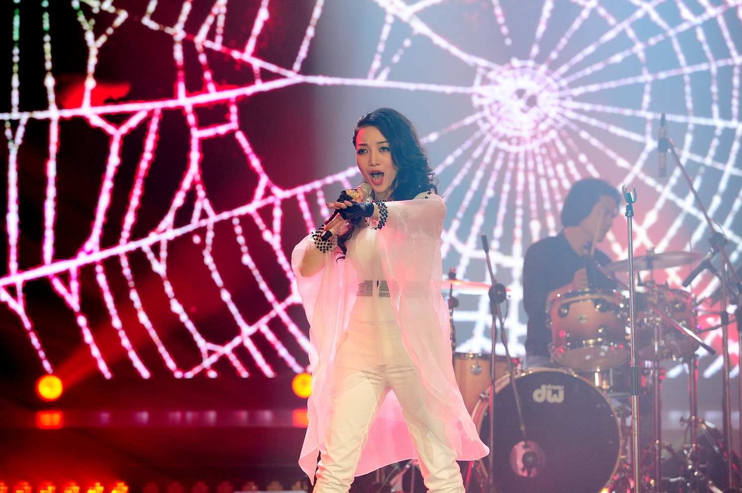 Phạm Thu Hà kết hợp giữa opera và rock trong ca khúc Dệt tầm gai làm khán giả thích thú. Tuy nhiên, Hồng Nhung chỉ rõ: “Với bài hát này, Phạm Thu Hà còn thiếu sự ma quái cần có”.  Nhưng nữ giám khảo xinh đẹp nghĩ rằng phần trình diễn này khá tốt, bởi rất khó khăn với Thu Hà nhưng cô vẫn thử sức đầy nghiêm túc và máu lửa không thua kém rocker. 