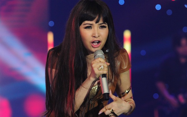 Trang Nhung cua sung lam nghe voi rock hinh anh