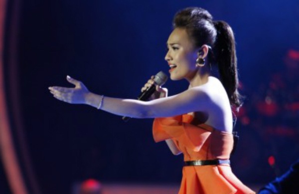 Nhat Thuy hat Vet mua hinh anh