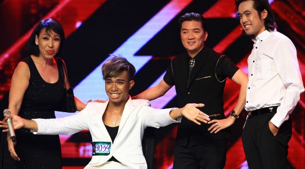 Chang trai da mau suyt ngat xiu tren san khau X Factor hinh anh