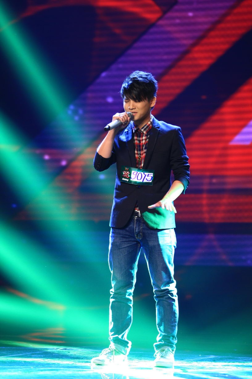 Hương Hồ cũng lo sợ chàng trai này đứng một mình sẽ không vững. Nhưng Mr Đàm phản bác: “Anh lại nghĩ khác Hương nhiều, thực sự. Với cái tuổi như vậy mà em hát được như thế, theo anh đó là tài năng. Có điều khi lên cao, em phải hội tụ hơn nữa, điều này thời gian sẽ cho em thấy. Không cần phải ghép, em hoàn toàn có thể đứng độc lập hát đơn”. Dương Khắc Linh bênh vực thí sinh: “Em nên chạy vào trong nhanh lên. Nếu không chị Hồ Quỳnh Hương sẽ nói nhiều nữa”.