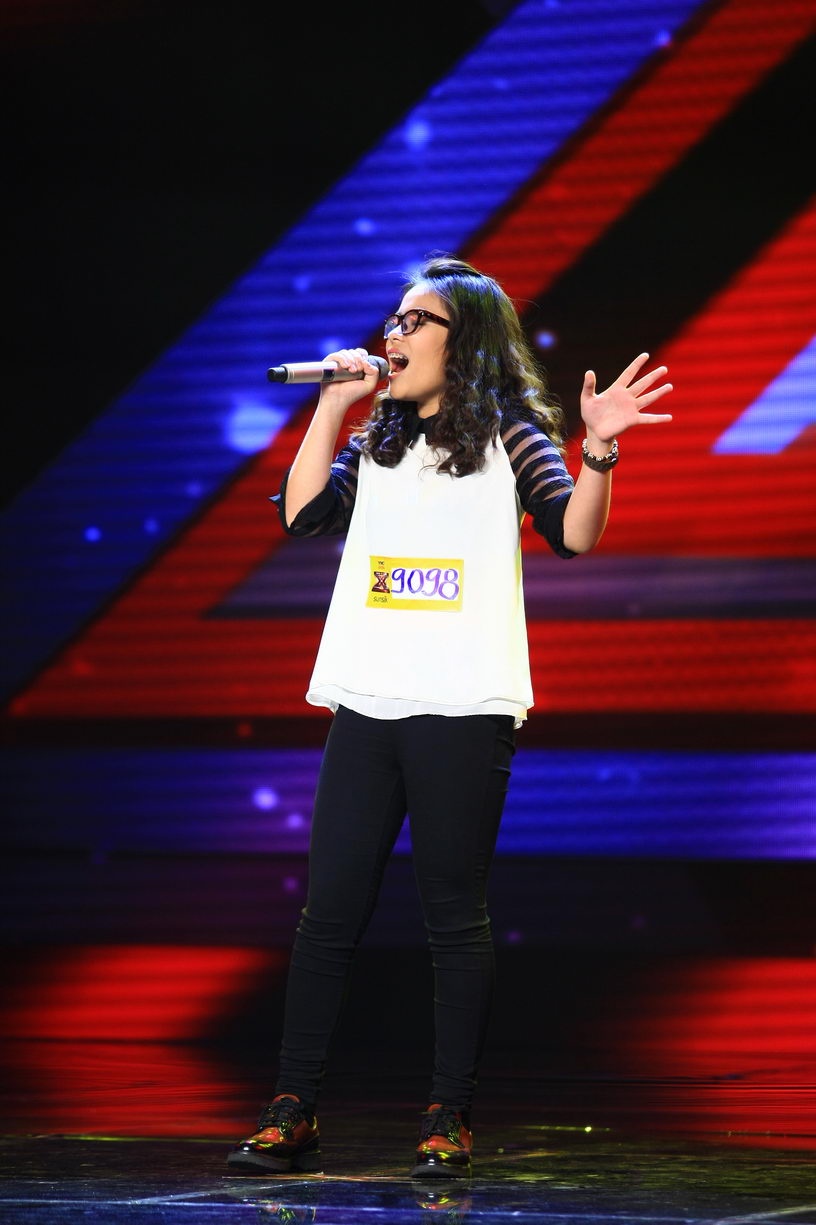 Dương Khắc Linh khen ngợi: “giới trẻ bây giờ có những người giống như con, hát nhạc Anh rất tốt. Tụi con sẽ là tương lai của làng âm nhạc Việt Nam”. Mr Đàm cũng bị thuyết phục: “Con sở hữu một giọng hát rất tuyệt vời. Với một tuổi đời nhỏ như vậy mà con có được làn hơi như thế, cách xử lý bài hát nhuần nhuyễn, quả thật con là một trong những nhân tố bí ẩn trong mùa năm nay”.