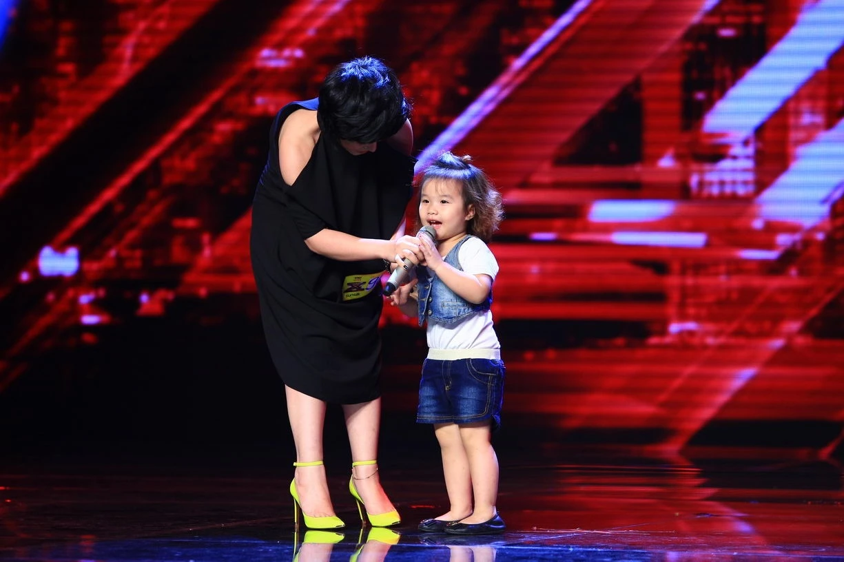 Hồ Ngọc Hà chia sẻ: “Phượng hát quá hay. Phượng chỉ cần đơn giản, nhẹ nhàng là đã có đủ sự thuyết phục từ phía ban giám khảo và khán giả rồi”. Đồng hành cùng Thu Phượng là cô con gái 3 tuổi xinh xắn. Cô bé dạn dĩ bước ra sân khấu cổ vũ cho mẹ và tự tin hát Con cò bé bé rất đáng yêu.