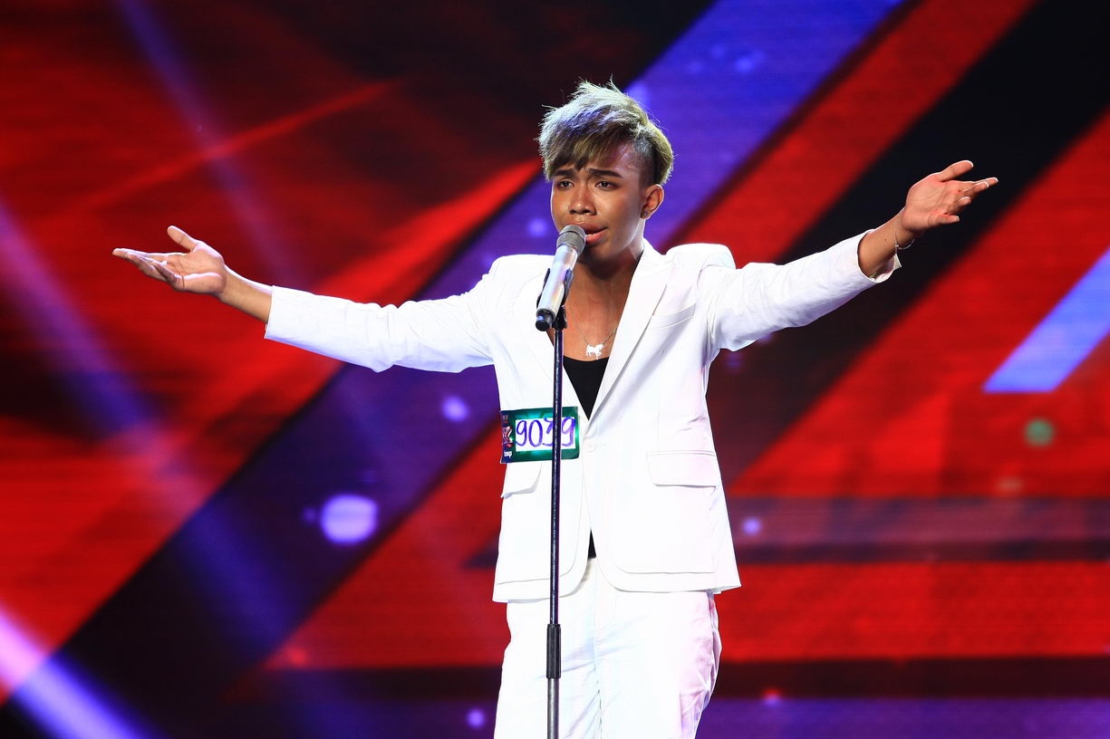 Chọn ca khúc Unbreak My Heart của Toni Braxton, Tiêu Chấn Huy không thể hiện được chất giọng cao khỏe nên anh bị ban giám khảo đánh trượt, dù họ  rất thích sự vui vẻ, dễ thương của anh chàng lai Cameroon. Đàm Vĩnh Hưng cho rằng: “Em rất duyên dáng, nhưng chỉ mới dừng lại ở mức độ đam mê và muốn thể hiện thôi. Bài hát này là một trong những bài hát mà cả thế giới phải nghiêng mình vì nó cần một độ trường hơi rất dài. Em xử lý bài hát y chang lúc anh hát cải lương vậy, rất là tiếc, mặc dù em rất duyên dáng và dễ thương”.  