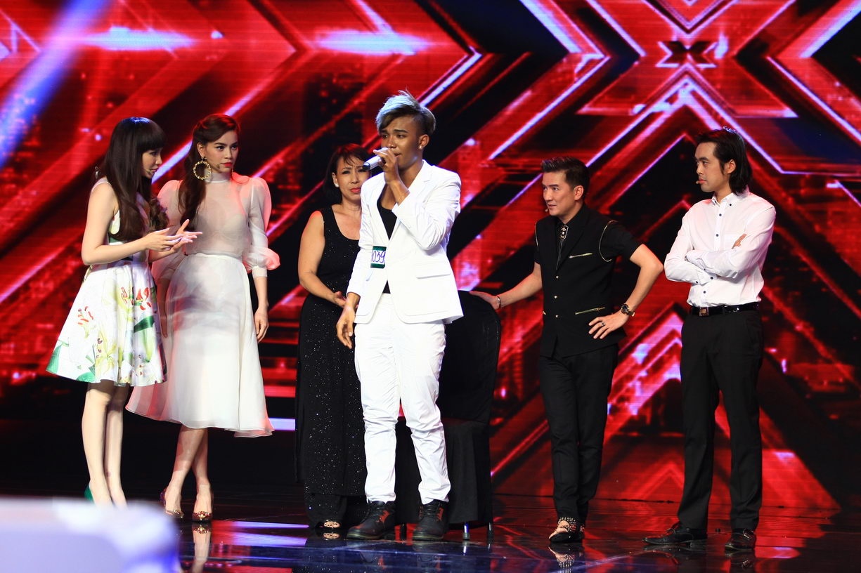 Không chấp nhận sự thật, Tiêu Chấn Huy nài nỉ ban giám khảo cho anh cơ hội khác. Nhưng vì quá run, chàng trai da màu không đứng vững trên sân khấu, suýt ngã xuống nên bộ tứ quyền lực lên cổ vũ tinh thần cho anh. Tuy vậy, lần thứ 2 cả 4 người đều từ chối.