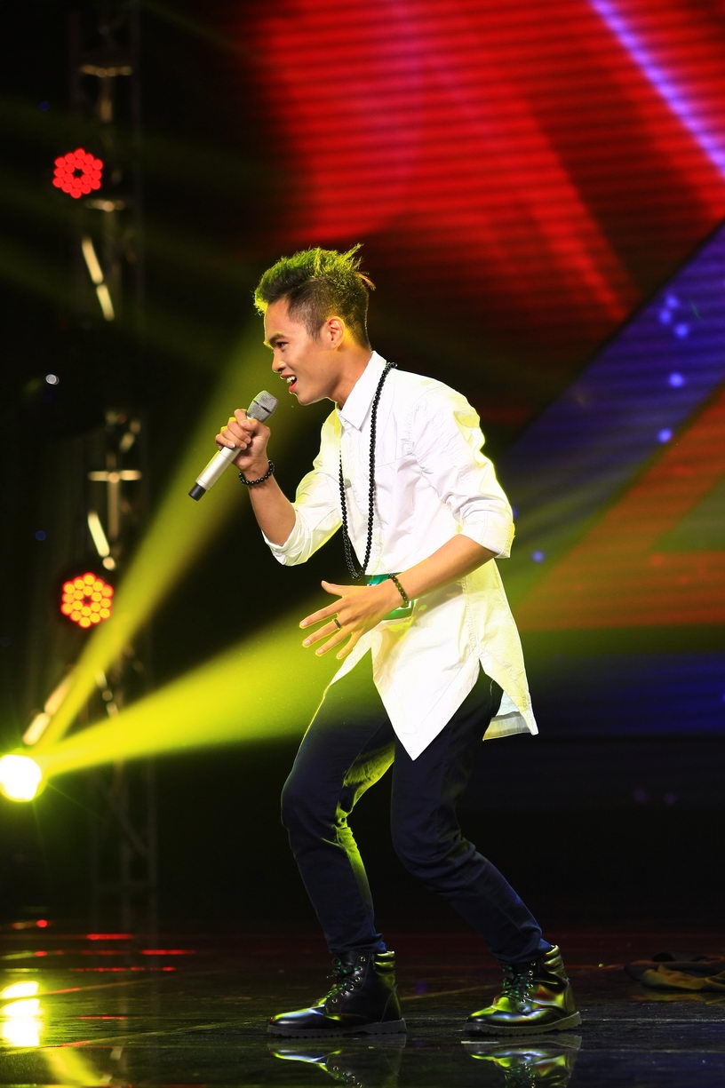 ”. Đàm Vĩnh Hưng cũng có cùng ý kiến: “Em cần thời gian rất nhiều để luyện tập thêm nữa. Cái cách em suy nghĩ, dựng bài vở làm người ta vui, bất ngờ ngay giây phút đầu thôi. Cách hát có ấn tượng chứ phải không nhưng cách diễn cần tiết chế lại bớt”. Tuy vậy, anh cũng được chọn để đi tiếp nhưng Dương Khắc Linh nhắc nhở: “Nếu cho em vào, em phải hứa một điều: Đừng bao giờ cho ca sĩ nào bài hát miễn phí nữa”.