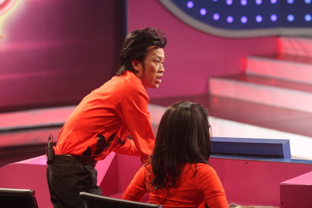 Danh hài nổi tiếng cho biết, anh tin chắc cô số 1 là người hát dân ca, bởi cô có phong thái điềm tĩnh, đằm thắm và cách make-up cũng khác những người còn lại. Nhưng Việt Hương lại tin vào cảm xúc của bản thân mà không ngờ mình mắc bẫy. Nhiều người cũng phỏng đoán số 2 bởi cô gái số 1 vốn sinh trưởng ở miền Bắc, không thích hợp để hát dân ca.