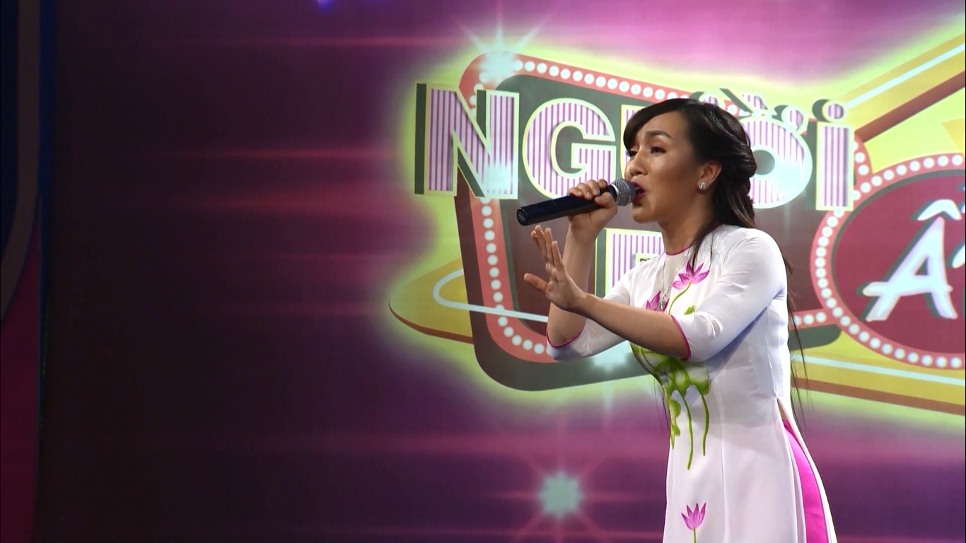 Tuy vậy, Hà Vân mới chính là ca sĩ dân ca. Khi chương trình Người bí ẩn phát sóng, cũng là lúc Hà Vân lên sóng X Factor. Cũng như Khánh Bình, khi được Người bí ẩn phát hiện và giới thiệu đến công chúng, cô tìm cơ hội để tỏa sáng ở cuộc thi âm nhạc. Hà Vân từng là giáo viên, nhưng vì đam mê âm nhạc, nhất là dòng nhạc dân ca nên cô quyết định nghỉ dạy, vào Sài Gòn phát triển nghề nghiệp.