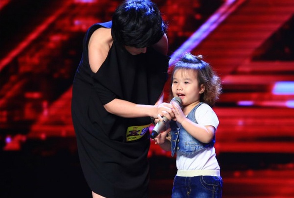 Vo cu va con gai danh hai Thanh Trung thi X Factor hinh anh