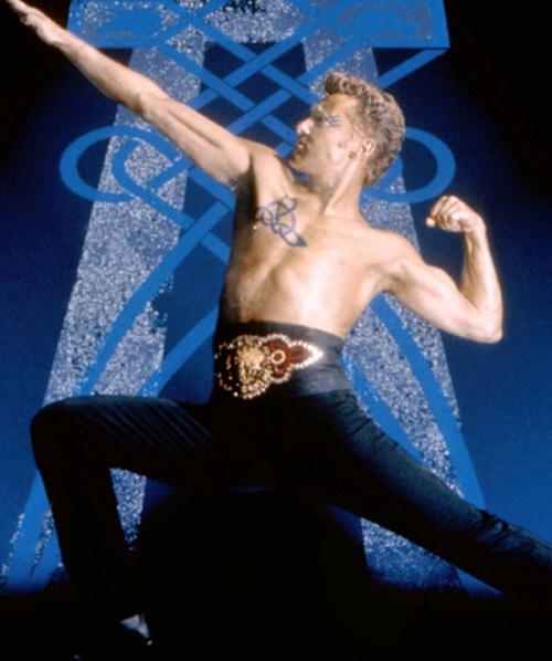  Michael Flatley nổi tiếng khi sáng lập ra cuộc thi hoàn vũ Lord of the Dance (Chúa tể của những điệu nhảy). Hiểu được giá trị của đôi chân ngàn vàng, ông đã bỏ ra 39 triệu đô để mua bảo hiểm.