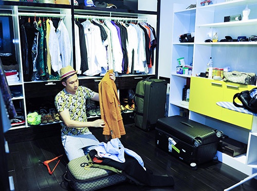 Ngoài quần áo, anh có khoảng 20 đôi giày các loại vừa là giày đi diễn, vừa đi chơi hàng ngày. Vì thường xuyên phải đi diễn, nên anh cũng luôn cố gắng tự sắp xếp trang phục cho mình.