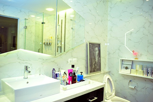 Nam ca sĩ cảm thấy thư thái, hạnh phúc trong ngôi nhà được mua bằng chính tiền đi diễn của mình. Phòng tắm luôn sạch đẹp.