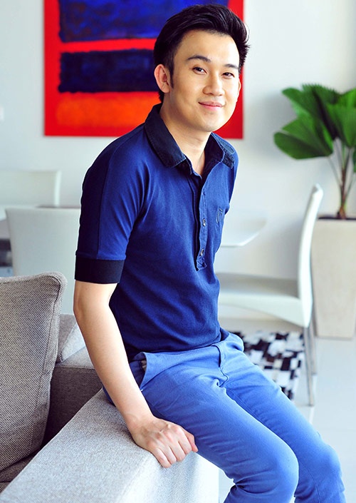  Được biết, để mua được căn hộ này “hoàng tử mắt hí” đã tích cóp toàn bộ số tiền của mình sau nhiều năm đi hát. Anh cảm thấy vô cùng hạnh phúc khi sống trong căn hộ do chính mình làm ra.