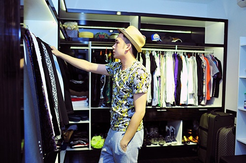  Trong nhà, Dương Triệu Vũ cũng dành riêng một phòng để quần áo, giày dép và đồ diễn của mình. Nam ca sĩ tâm sự, về trang phục anh có riêng stylist lo cho mình để lựa chọn phù hợp cho từng sân khấu, sự kiện khi xuất hiện. Anh tâm sự, bản thân mình ít mặc đồ cầu kì và không nhất thiết phải là hàng hiệu. Riêng các loại quần áo mặc ở nhà hay đi tập thể dục của anh đều rất đơn giản để tạo sự thoải mái. 