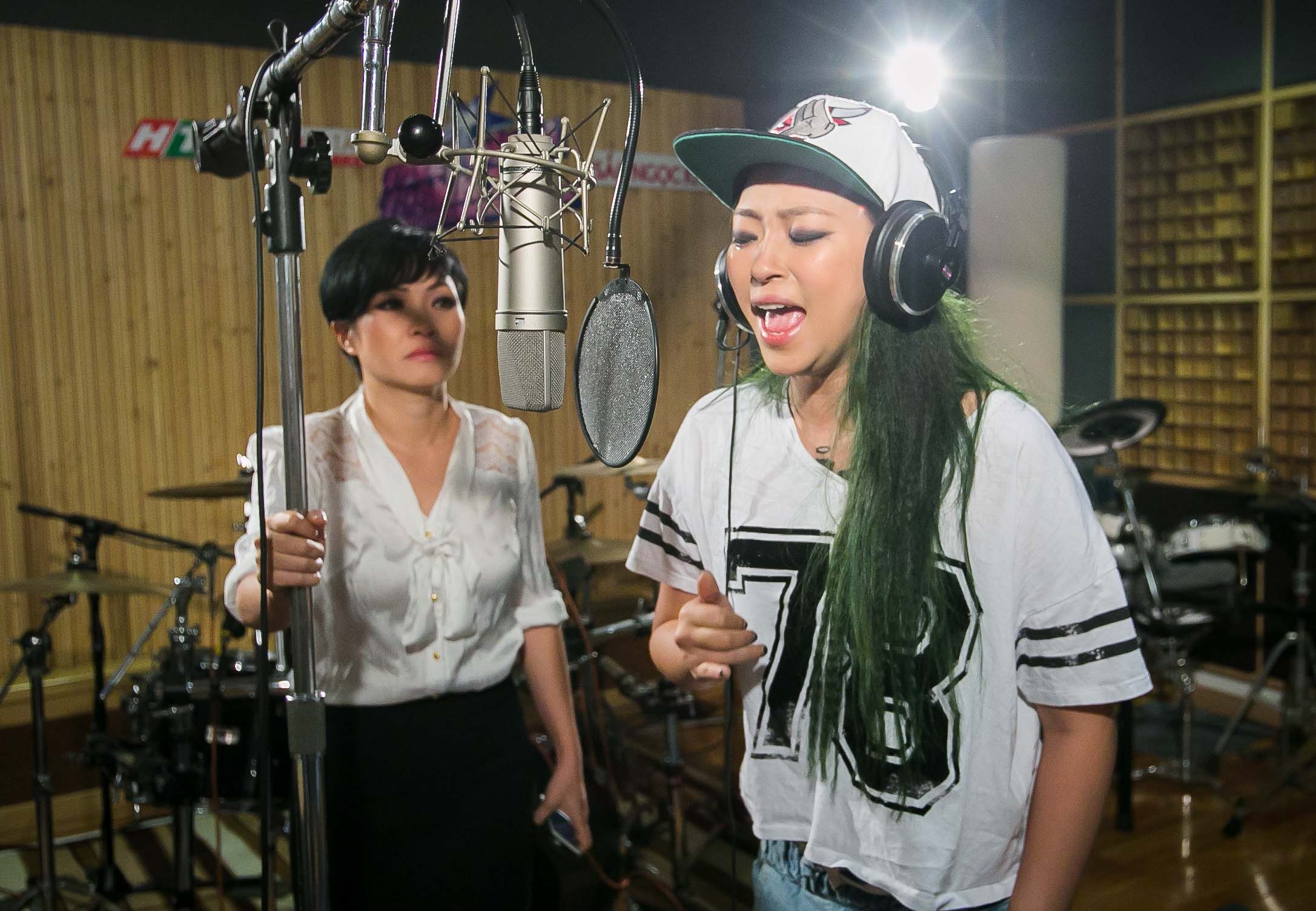 Chỉ Không chỉ làm tốt sở trường nhạc R&B của mình mà cô ca sĩ trẻ  còn hóa thân rất chuyên nghiệp vào các dòng nhạc khác nhau.