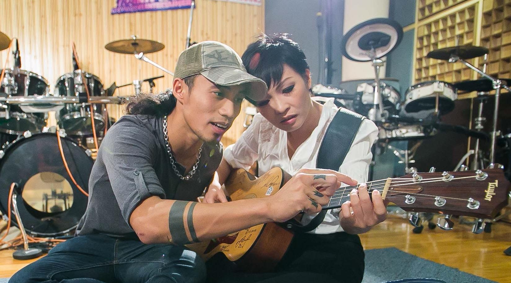 Rất nhiều người thắc mắc, một rocker mạnh mẽ Phạm Anh Khoa sẽ thể hiện nhạc Pop  như thế nào. Đặc biệt hơn, anh lại chọn ca khúc “Hương ngọc lan” để thử sức mình ở   dòng nhạc này. Đã trải qua tuần thi sở trường Rock, trước mắt Phạm Anh Khoa là những   “chướng ngại” sở đoản