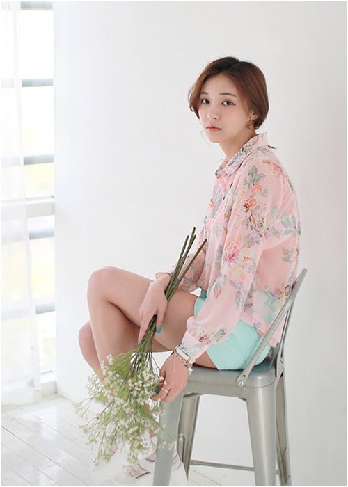 Những mẫu sơ mi vải sheer mềm mại hay croptop đều là hot trend của mùa thời trang hè 2014.