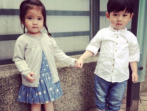 Thoi trang doi gay sot cua cap song sinh Dai Loan hinh anh