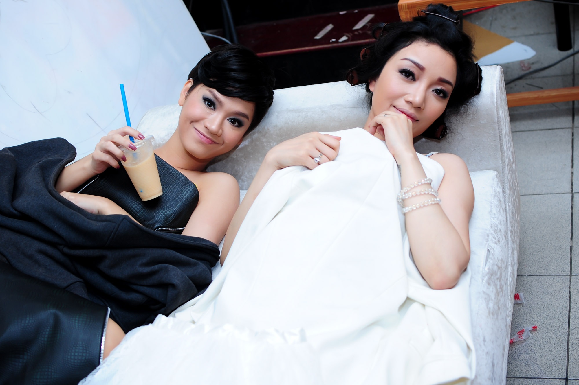 Hai người đẹp quá mệt mỏi sau những ngày luyện tập, họ dành chút thời gian nghỉ ngơi để lấy lại sức, trước khi bước lên sân khấu. Khán giả quen với hình ành Phạm Thu Hà quý phái, dịu dàng, đẳng cấp trên sân khấu nhưng sẽ khá bất ngờ với tính cách vui vẻ, hoạt bát, có phần tinh nghịch ngoài đời của cô.