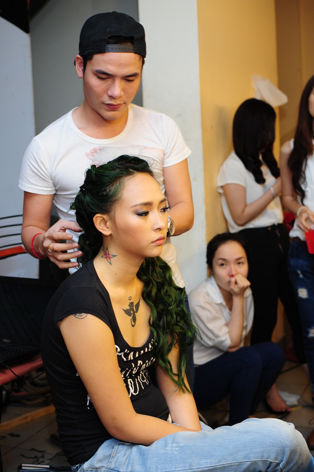 Kim không thấy thoải mái lắm khi thời gian làm đẹp quá lâu.