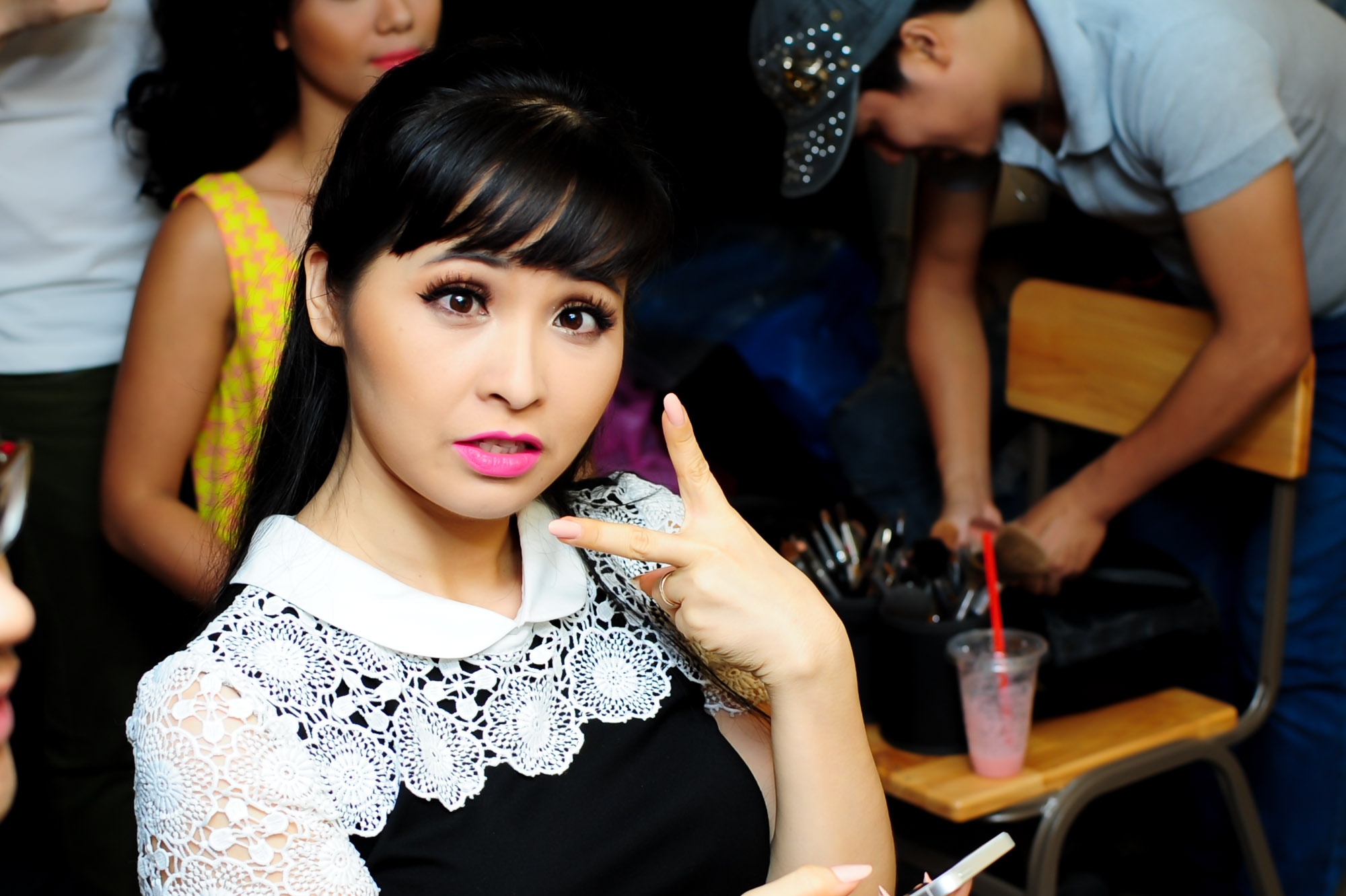 Đột ngột làm chuyên gia trang điểm hết hồn khi cô tạo dáng với đôi mắt lé.