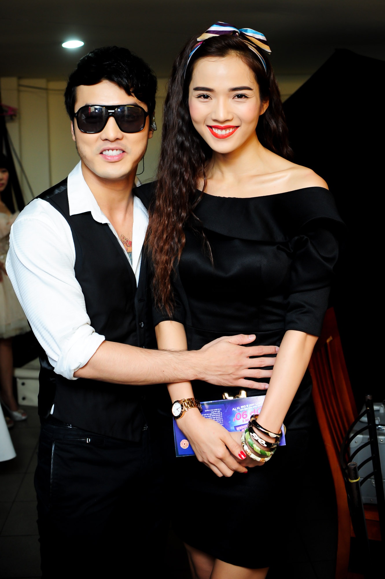 Ưng Hoàng Phúc luôn bên cạnh người yêu không rời nửa bước.