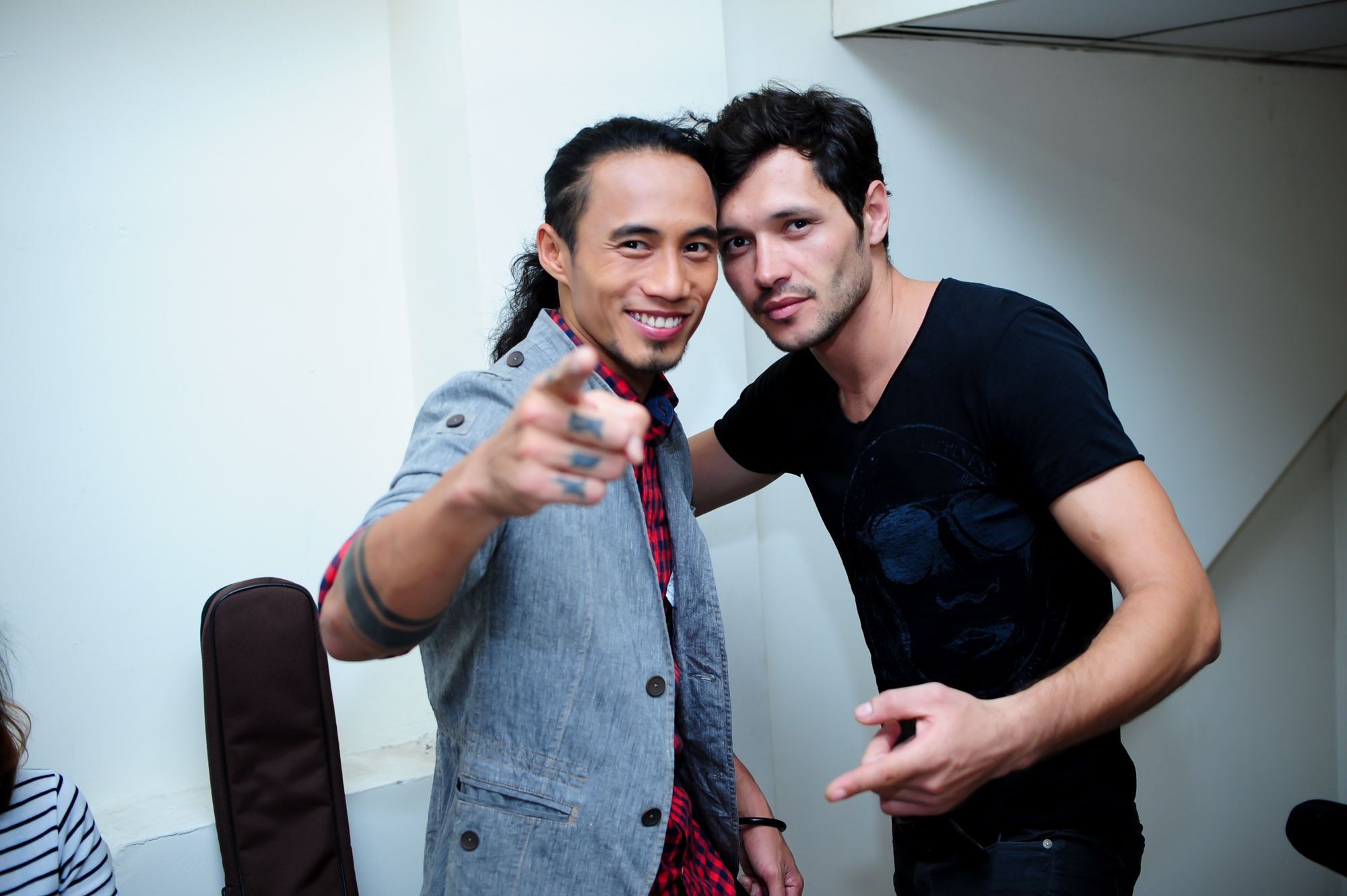 Phạm Anh Khoa tạo dáng đúng chất Rock.