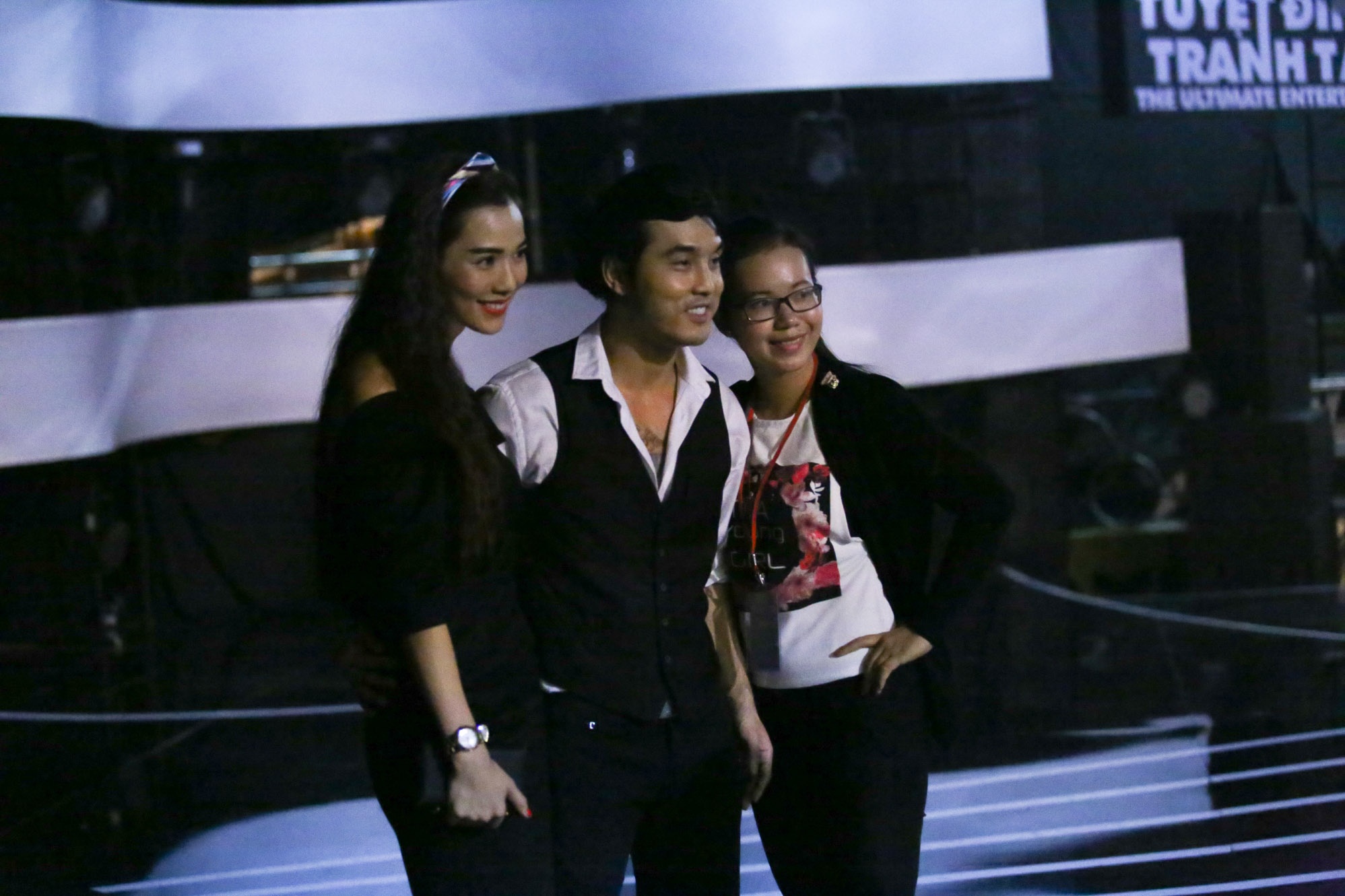 Dù vướng phải lời tố không hay từ một đàn anh trong nghề nhưng dường như tình cảm cả hai không hề ảnh hường, minh chứng bằng việc họ vẫn tay trong tay, vui vẻ bên nhau.