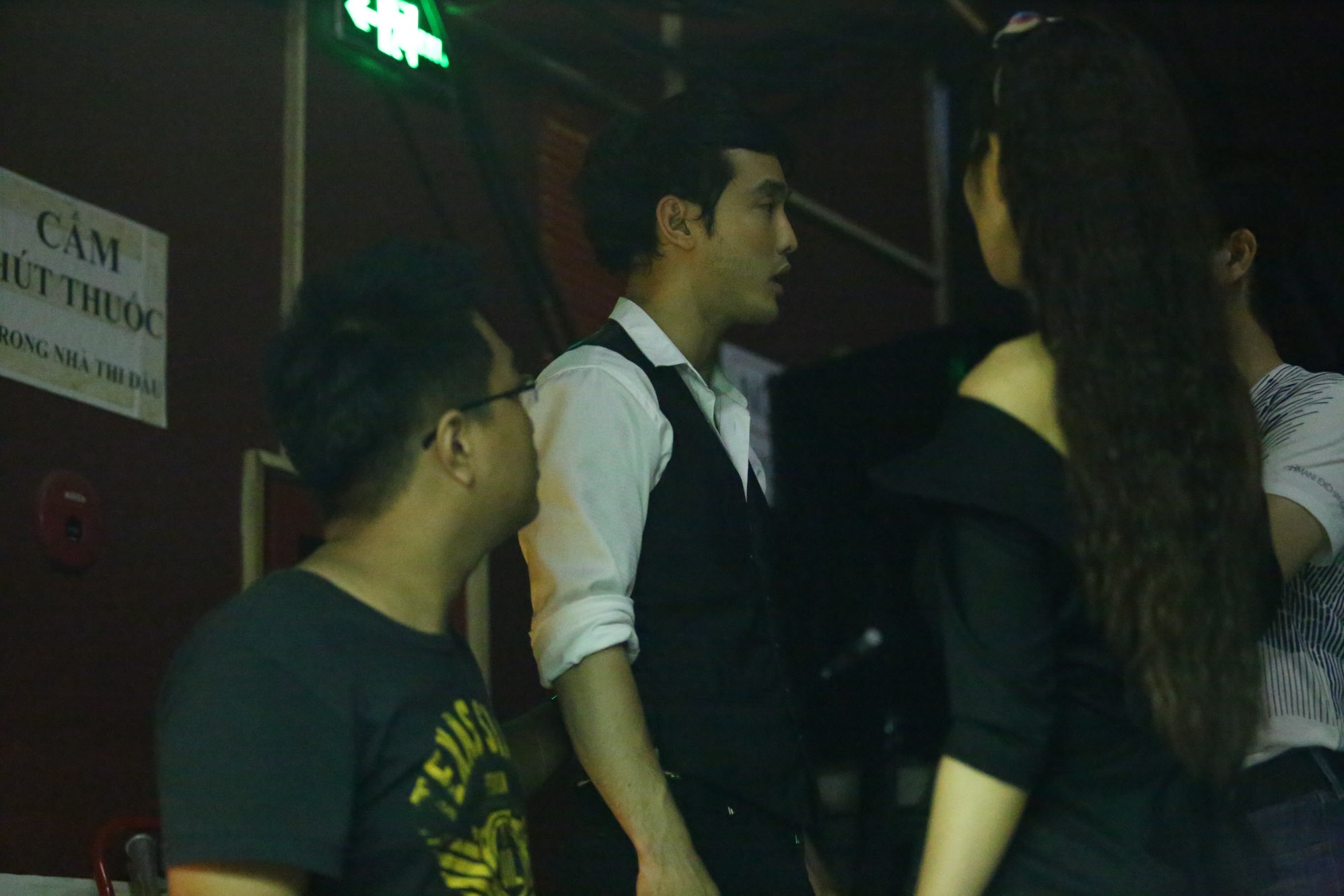 Trong đêm thi vừa qua, siêu mẫu đến từ rất sớm và là khán giả ngồi lại đến cuối cùng chờ đợi bạn trai xong việc.