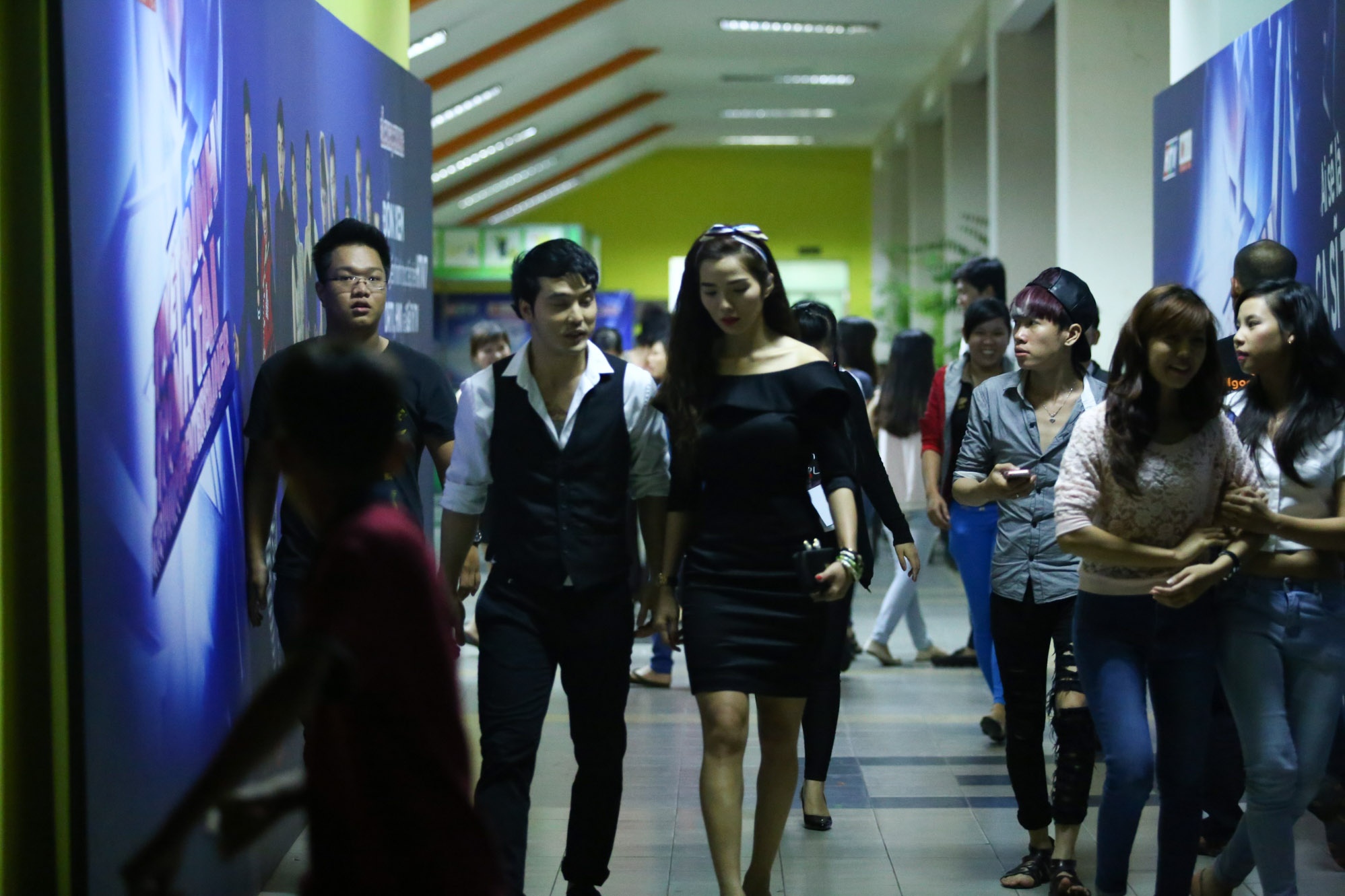 Bị bủa vây bởi fan nhưng Ưng Hoàng Phúc không quên nắm chặt tay người yêu, họ không e ngại thể hiện tình cảm của mình trước mặt mọi người.