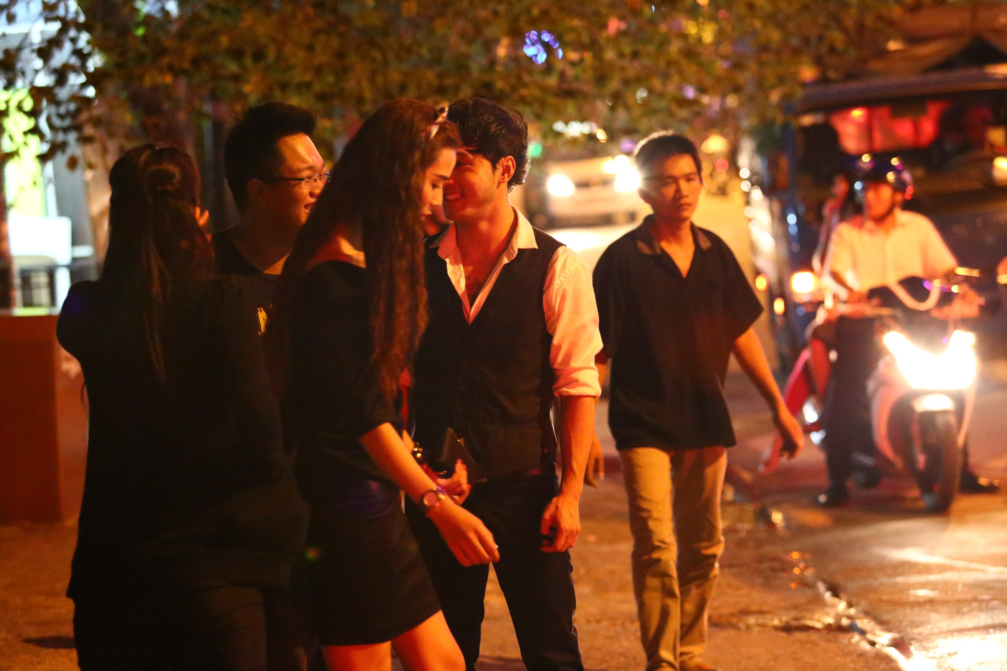 Họ nhanh chóng di chuyển đến bãi giữ xe.