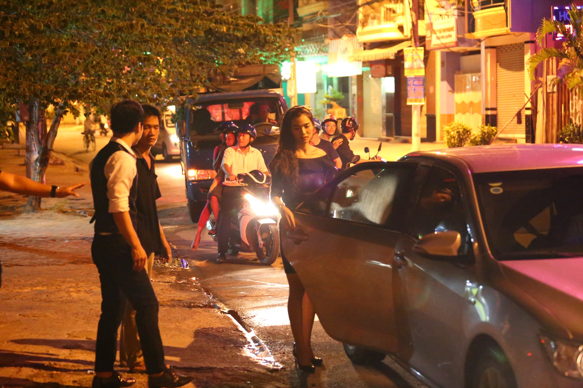 KIm Cương không bước vào xe mà thúc giục Ưng Hoàng Phúc nhanh lên.